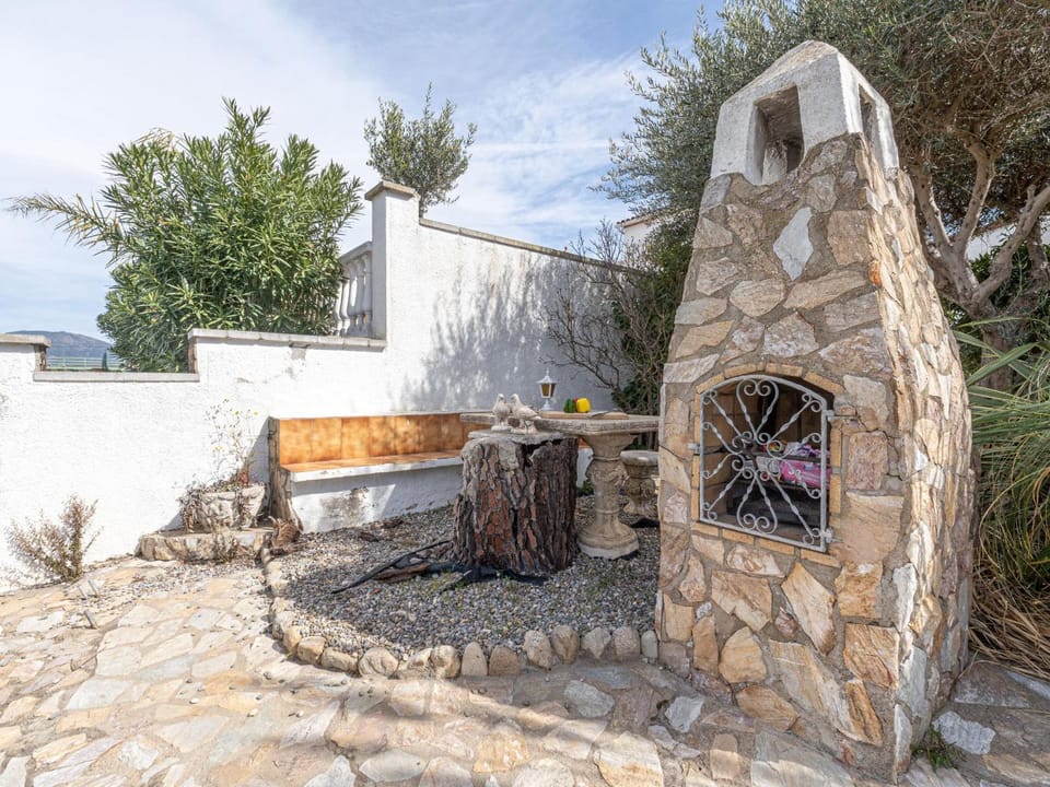 Acogedor chalet de 2 dormitorios con amarre de 12,5m, terraza y jardín en Empuriabrava - HISP-288-62 Villa in Alt Empordà