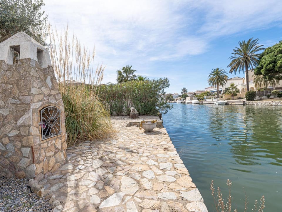 Acogedor chalet de 2 dormitorios con amarre de 12,5m, terraza y jardín en Empuriabrava - HISP-288-62 Villa in Alt Empordà