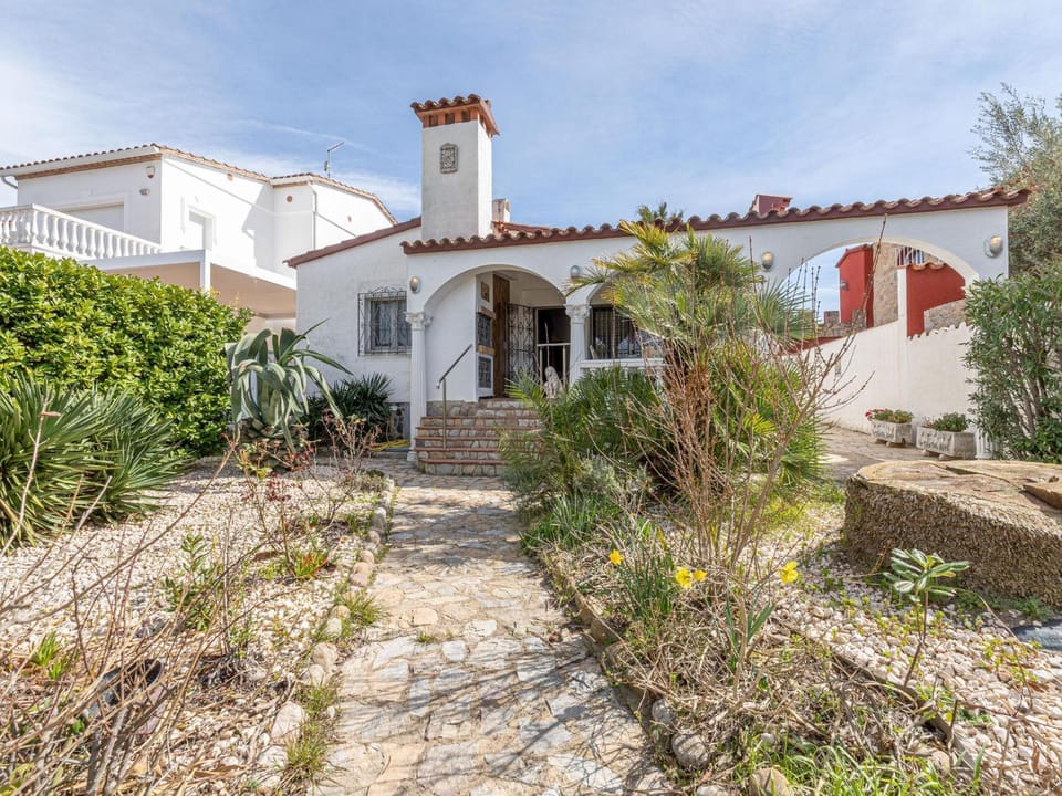 Acogedor chalet de 2 dormitorios con amarre de 12,5m, terraza y jardín en Empuriabrava - HISP-288-62 Villa in Alt Empordà