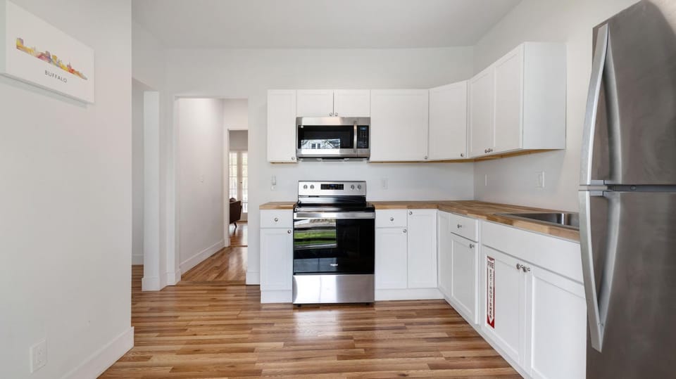 Walk to Niagara Falls! Newly Renovated 4 Bedrooms House in Niagara Falls