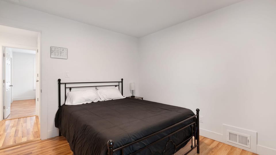 Walk to Niagara Falls! Newly Renovated 4 Bedrooms House in Niagara Falls