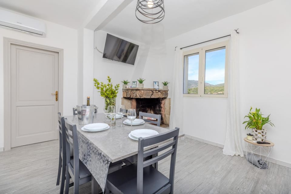 TV and multimedia, Dining area, fireplace, air conditioner, air conditioner
