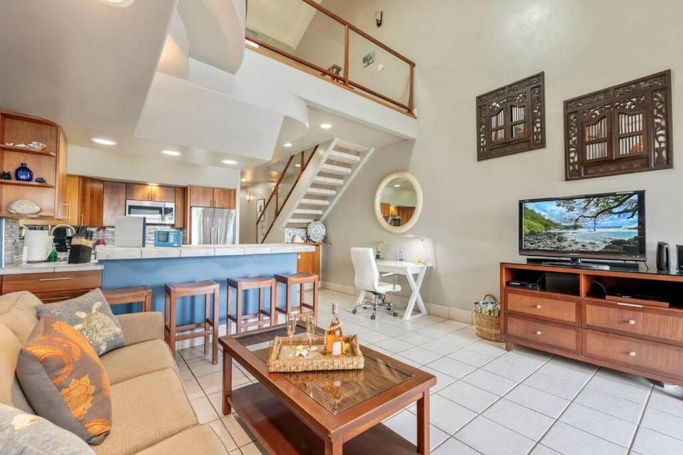 Hale Mahina B402- Updated & spacious top floor beachfront condo Apartment in Napili-Honokowai