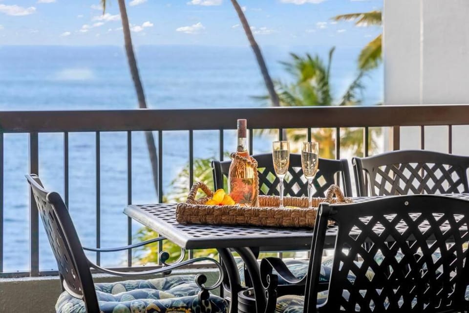 Hale Mahina B402- Updated & spacious top floor beachfront condo Apartment in Napili-Honokowai