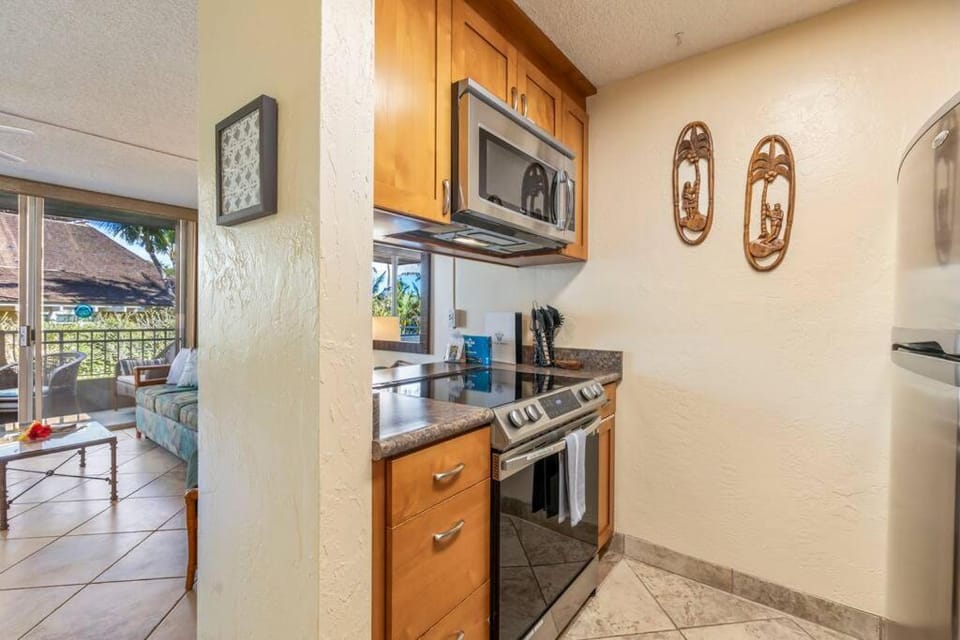 Nani Kai Hale 208- Beachfront 1 bedroom 2 bathroom condo, oceanview Apartment in Kihei