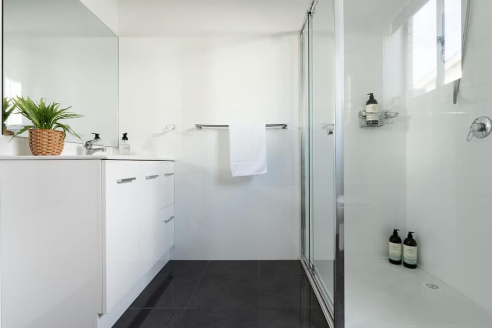 Riverside Gem with Parking and WiFi Apartment in Tasmania