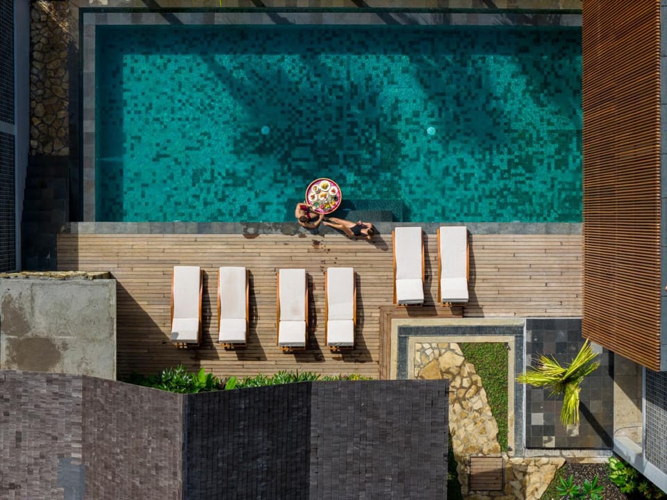 Swimming pool, Breakfast