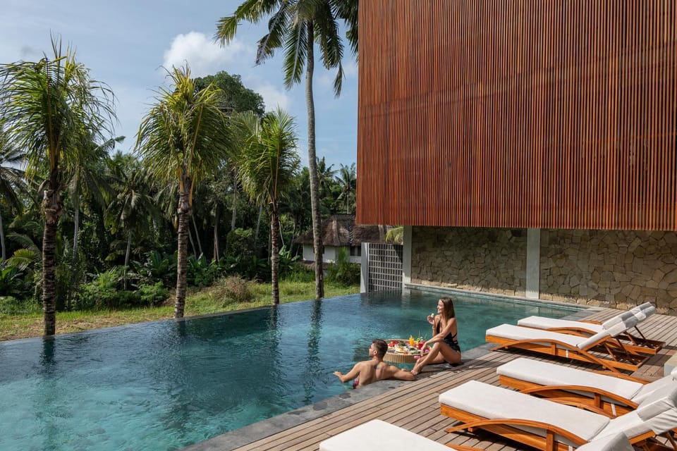 Swimming pool, Breakfast