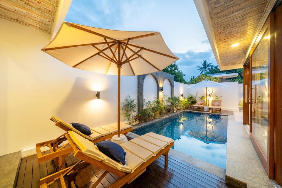 Seating area, Pool view, sunbed