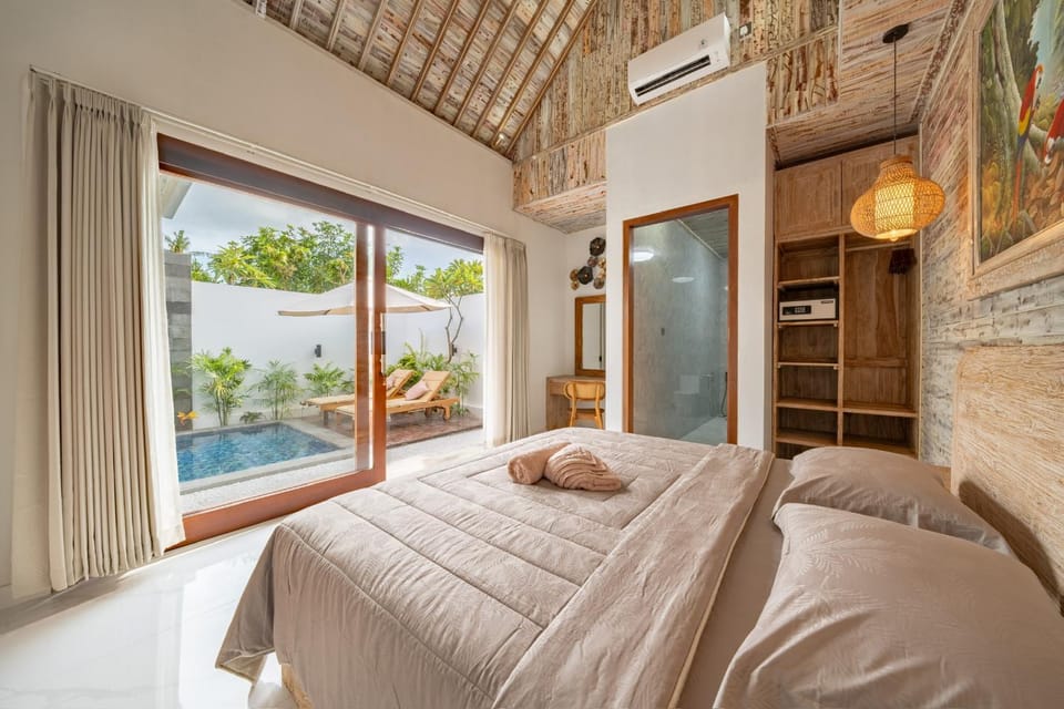 Photo of the whole room, Bedroom, Pool view, Swimming pool, air conditioner