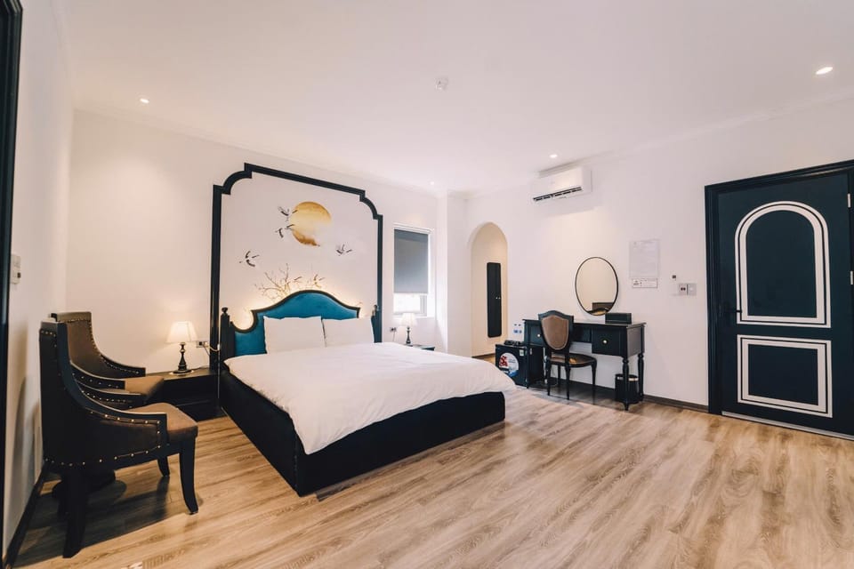 Bed, Living room, Photo of the whole room, Seating area, Bedroom, air conditioner