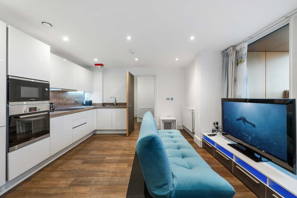 TV and multimedia, Kitchen or kitchenette, Living room, Seating area, oven, stove