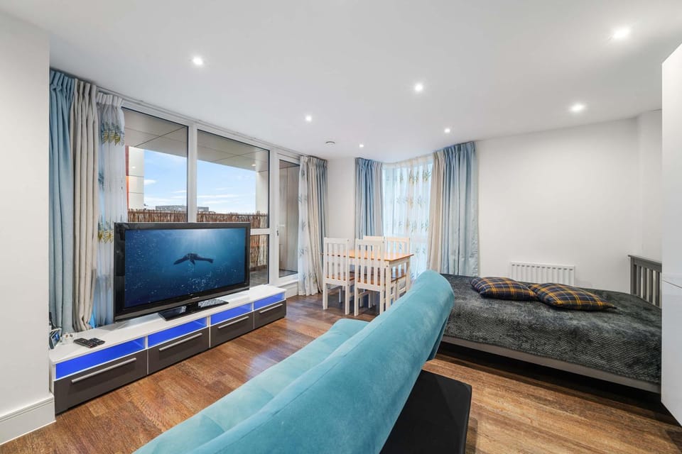 Communal lounge/ TV room, Bed, TV and multimedia, Living room, Photo of the whole room, Seating area, Evening entertainment, Bedroom
