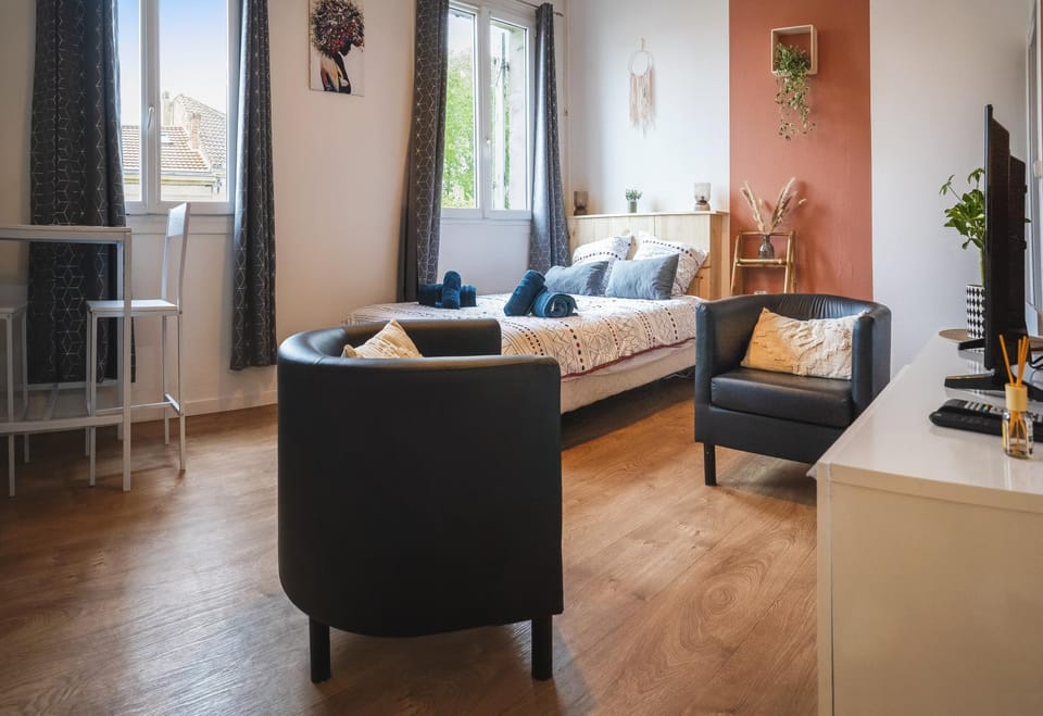 Bed, Living room, Photo of the whole room