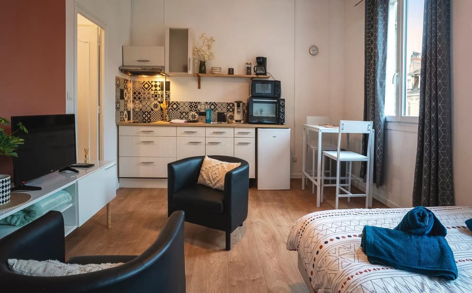Kitchen or kitchenette, Living room, Seating area