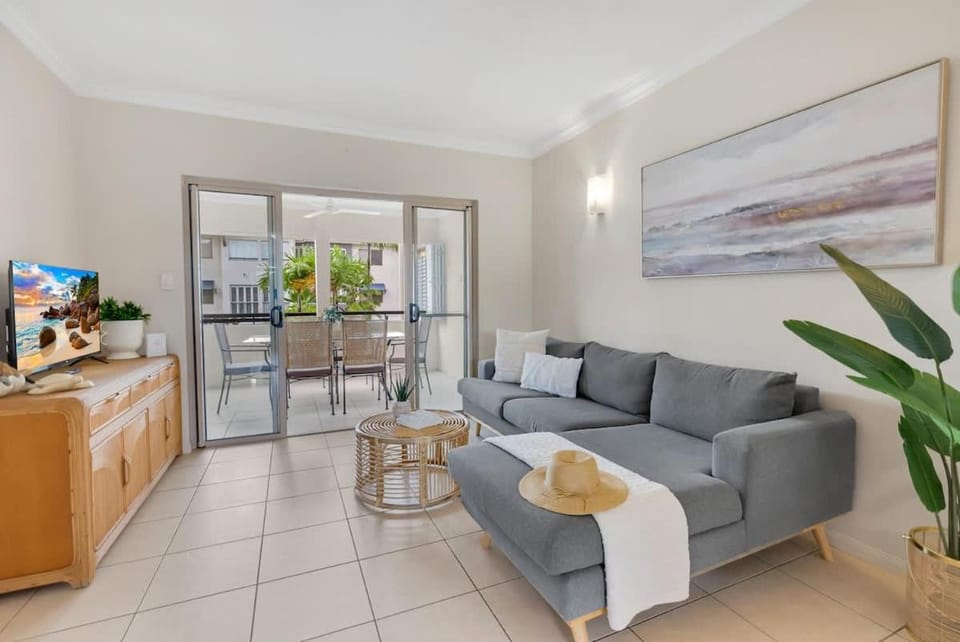 'Poolside at Whitfield Waters' Resort-style Retreat Apartment in Cairns
