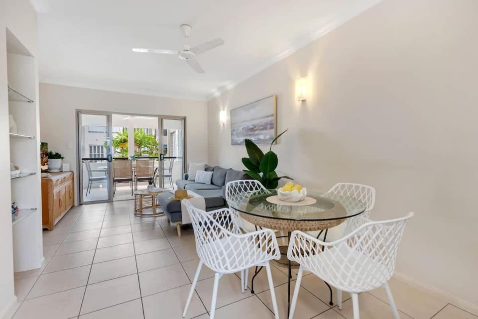 'Poolside at Whitfield Waters' Resort-style Retreat Apartment in Cairns