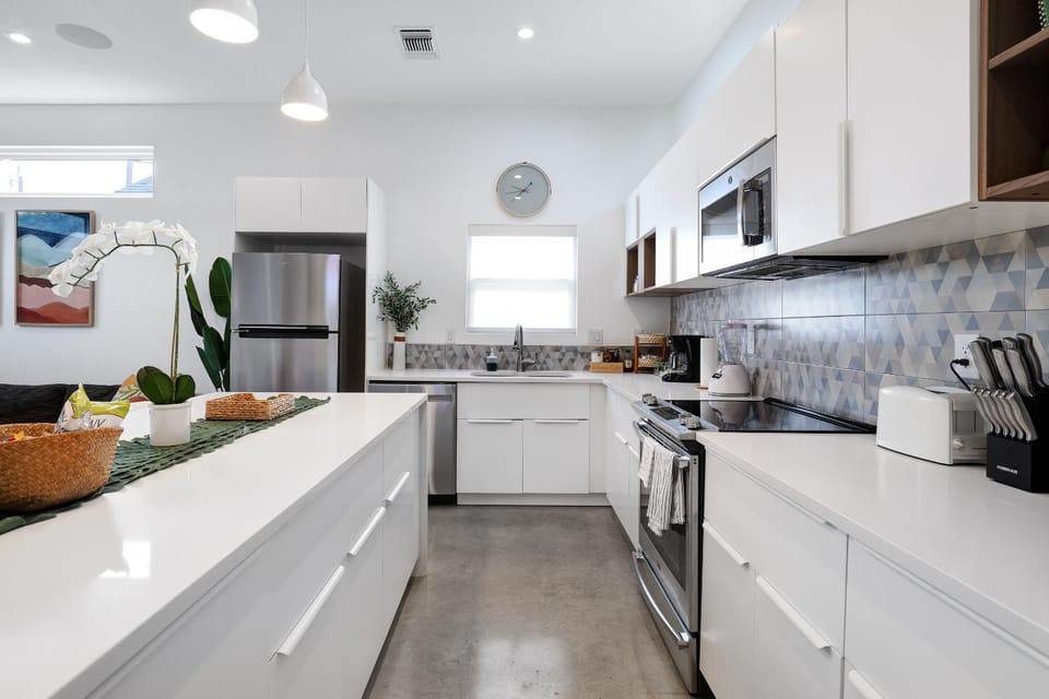 Modern SA Home Nr DT River Walk Alamo WiFi House in San Antonio