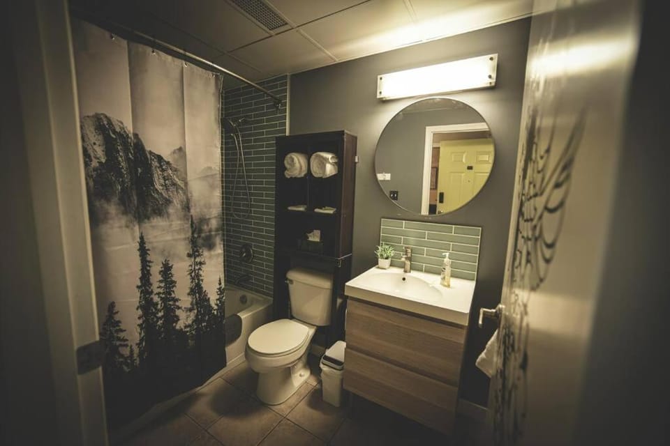 2 Full Beds, Rogers Place Downtown Central, Memorable 1 Bedroom Condo Apartment in Edmonton