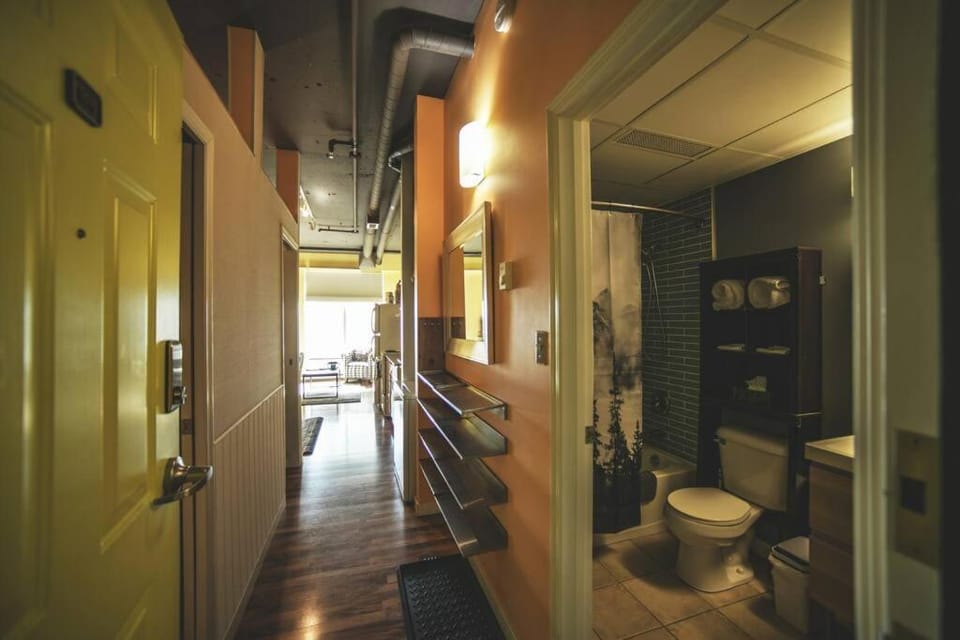 2 Full Beds, Rogers Place Downtown Central, Memorable 1 Bedroom Condo Apartment in Edmonton
