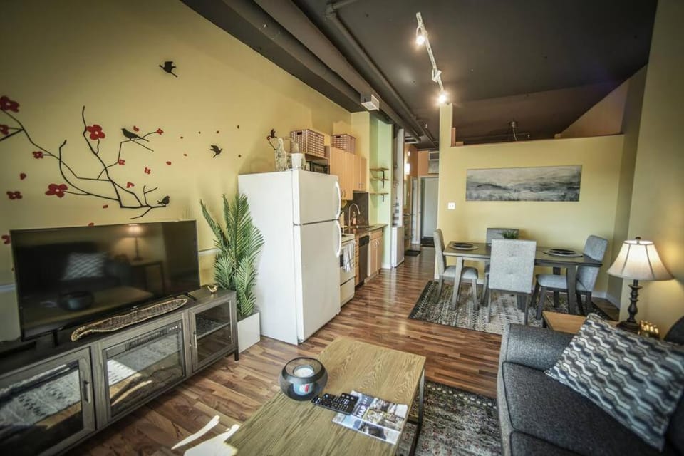 2 Full Beds, Rogers Place Downtown Central, Memorable 1 Bedroom Condo Apartment in Edmonton