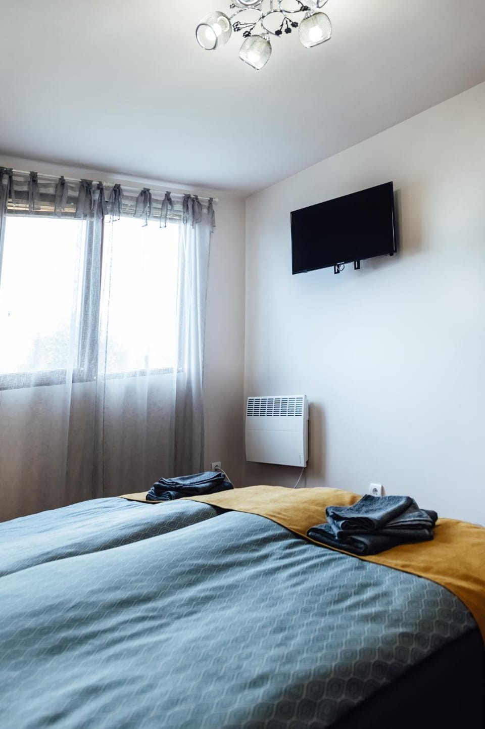 Bed, TV and multimedia, Photo of the whole room, towels