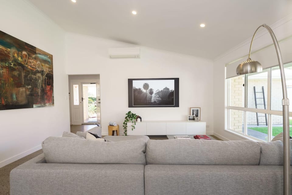 Living room, Seating area, air conditioner