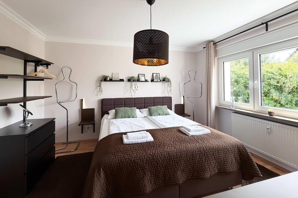Bed, Bedroom, towels