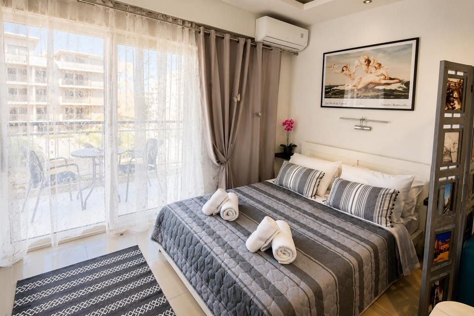 Bed, Bedroom, towels, air conditioner