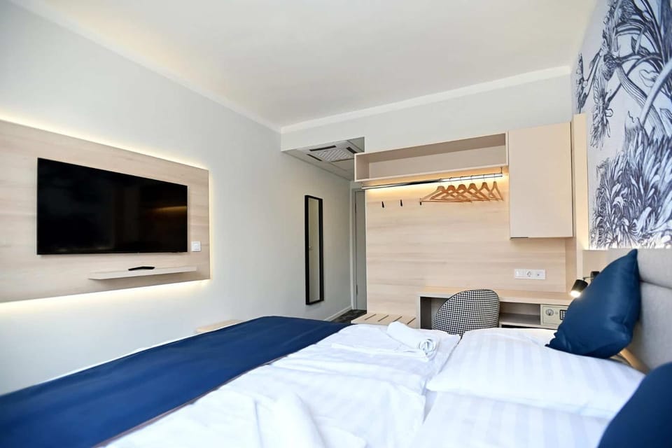 Bed, TV and multimedia, Seating area