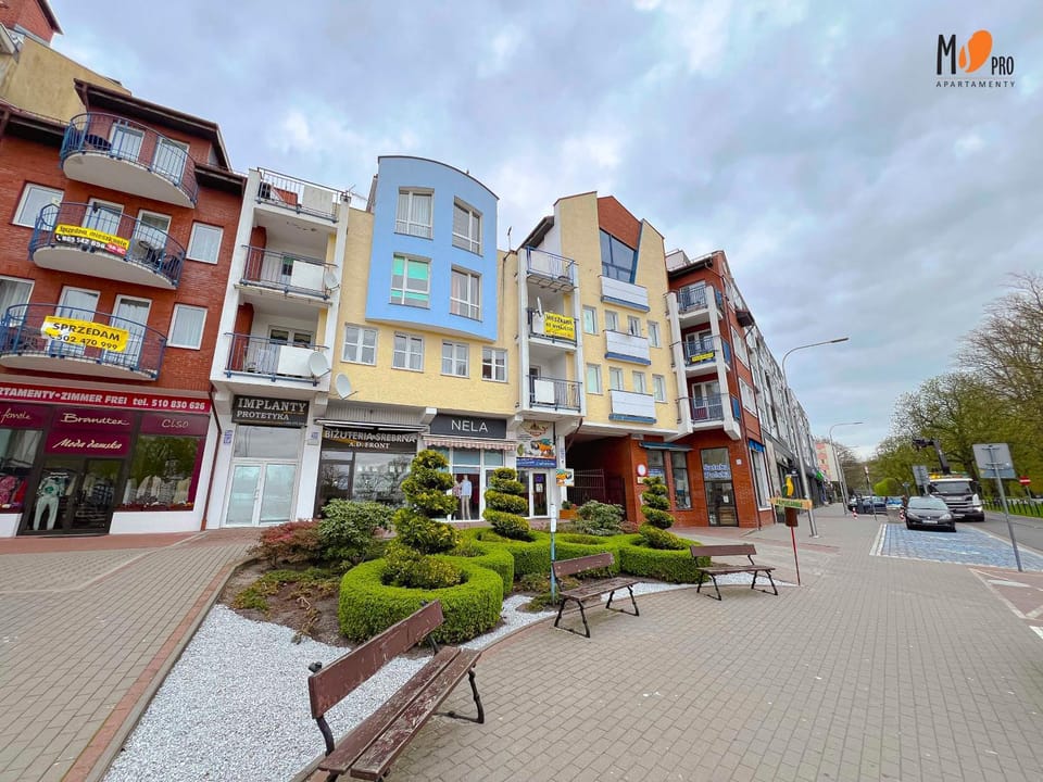 Property building, Neighbourhood, City view, Street view, Location, Parking