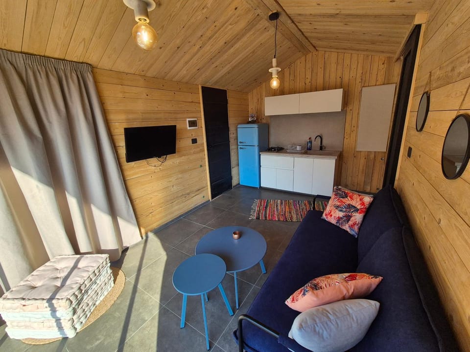 TV and multimedia, Kitchen or kitchenette, Living room, Seating area