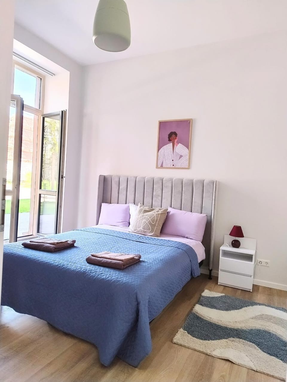 Bed, Bedroom, towels