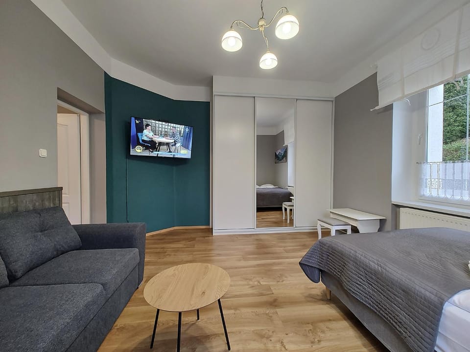 TV and multimedia, Seating area, Evening entertainment