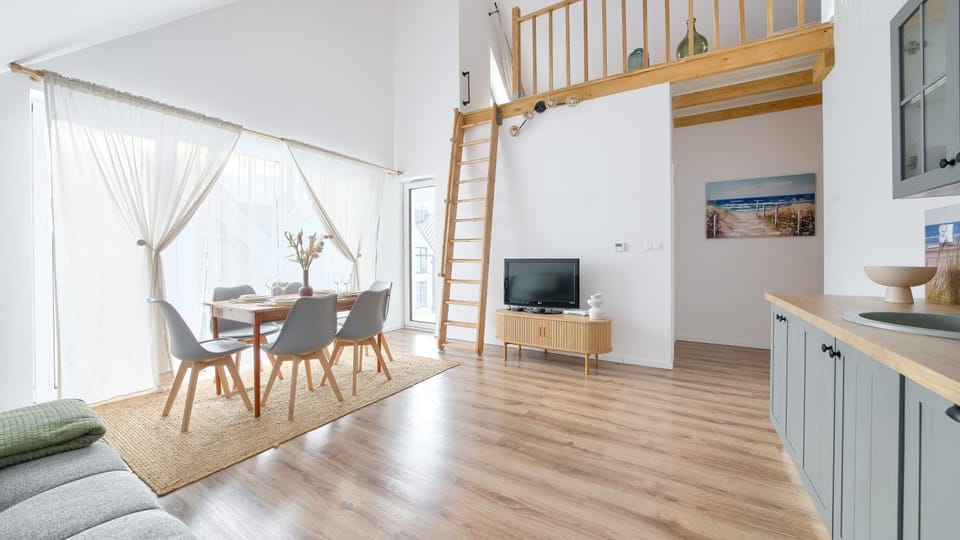 TV and multimedia, Kitchen or kitchenette, Living room, Seating area, Dining area