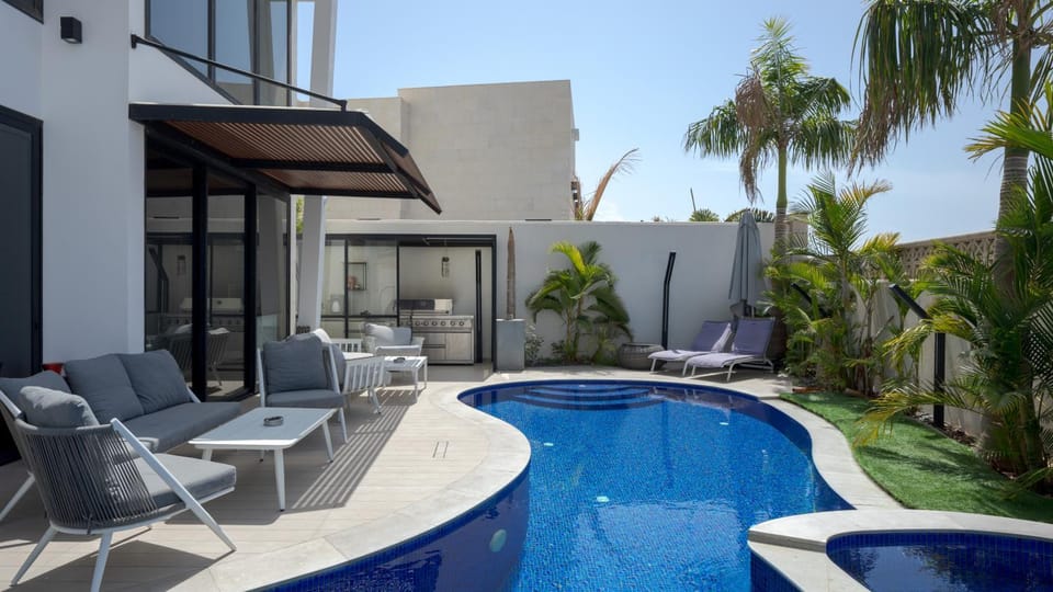 Property building, Balcony/Terrace, Swimming pool, sunbed