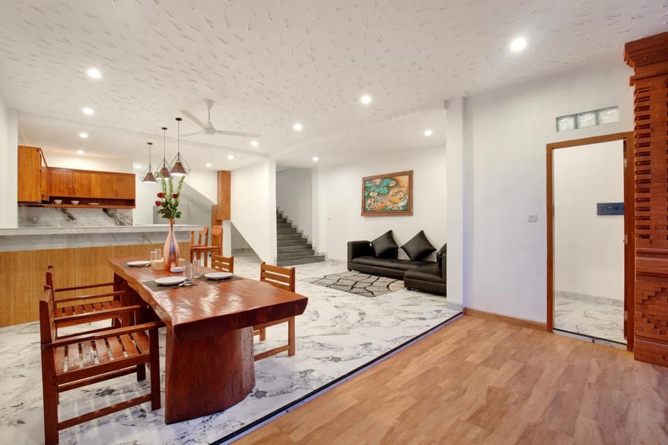 Kitchen or kitchenette, Seating area, Dining area