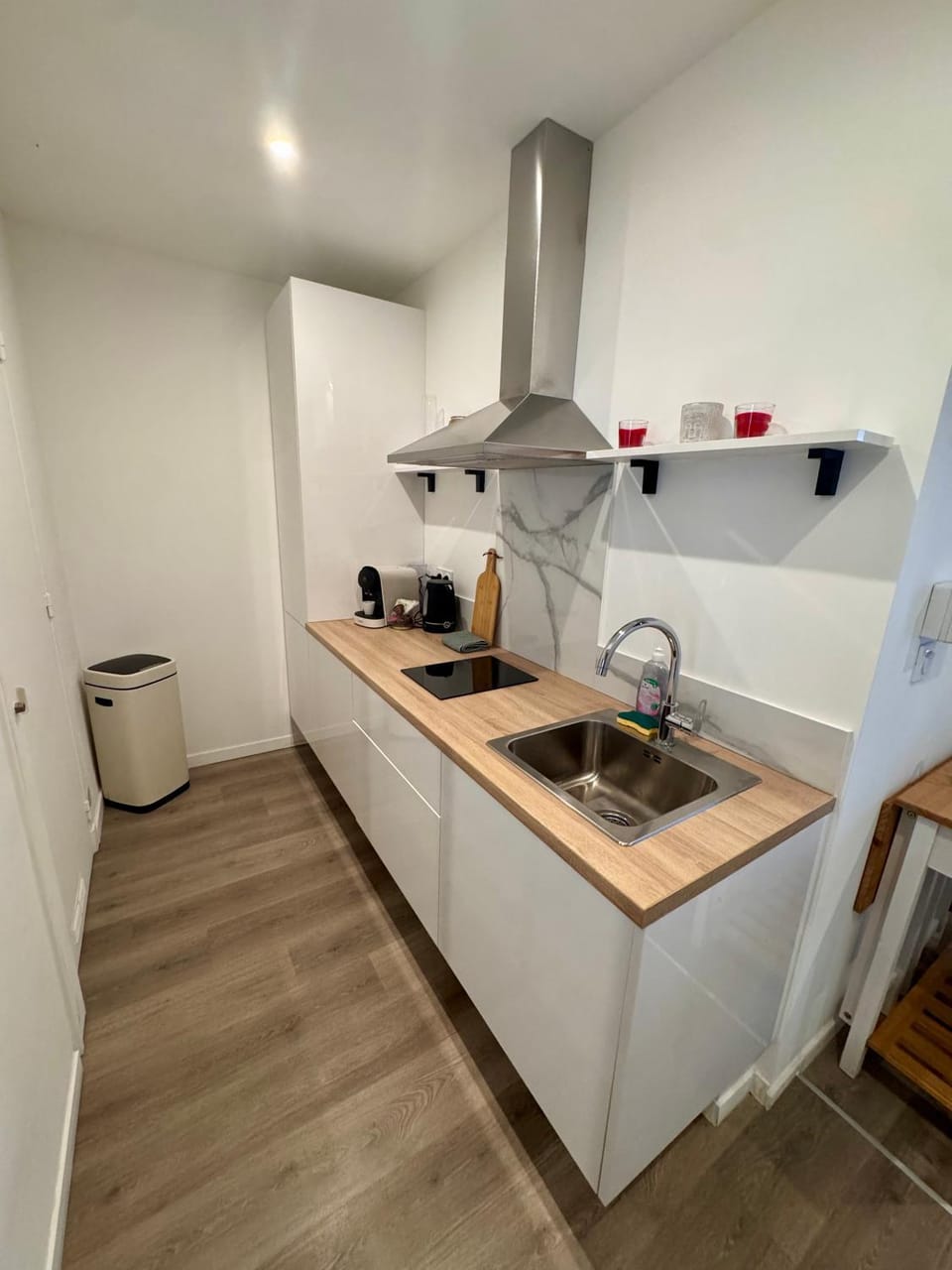 Coffee/tea facilities, Kitchen or kitchenette, stove