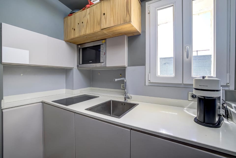 Kitchen or kitchenette, minibar, stove, toaster