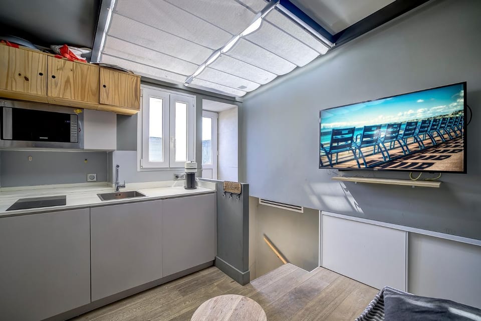 TV and multimedia, Kitchen or kitchenette, minibar, stove