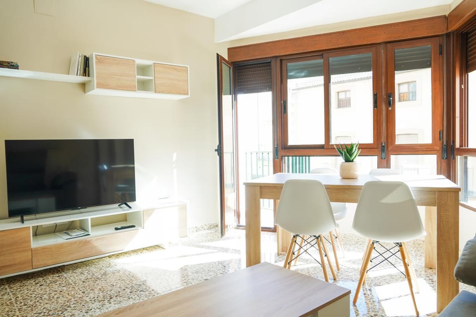 Communal lounge/ TV room, TV and multimedia, Living room, Seating area, Dining area