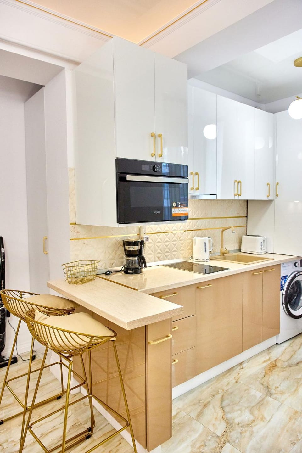 Coffee/tea facilities, Kitchen or kitchenette, stove, toaster, washing machine
