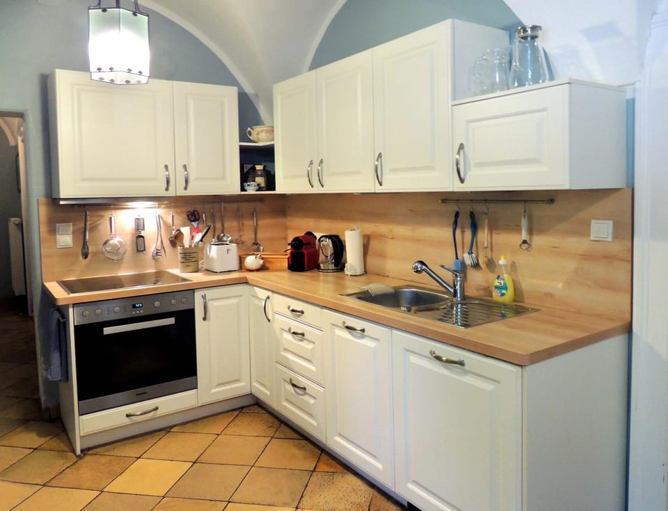 Coffee/tea facilities, Kitchen or kitchenette, Kitchen or kitchenette, dishwasher, oven, stove, stove, toaster, toaster, kitchen, kitchen