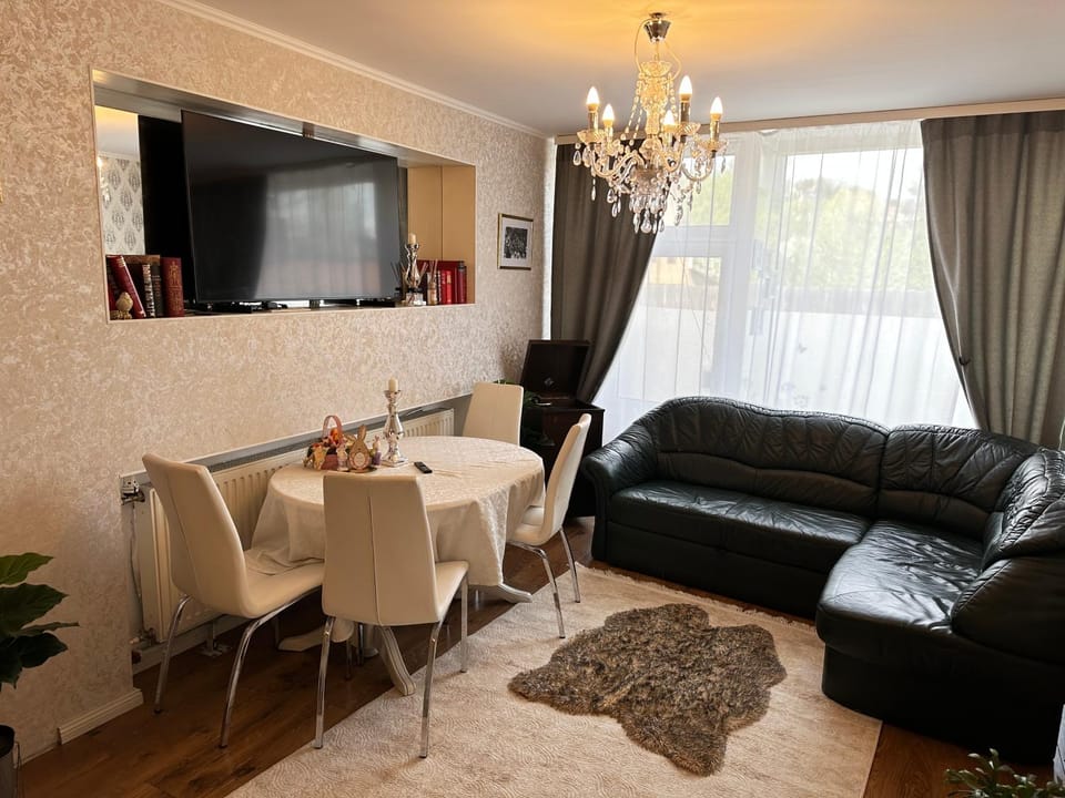 TV and multimedia, Living room, Seating area, Dining area