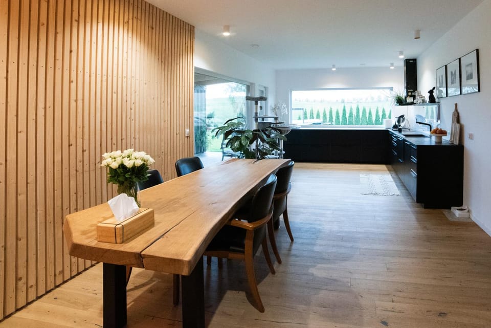 Kitchen or kitchenette, Dining area