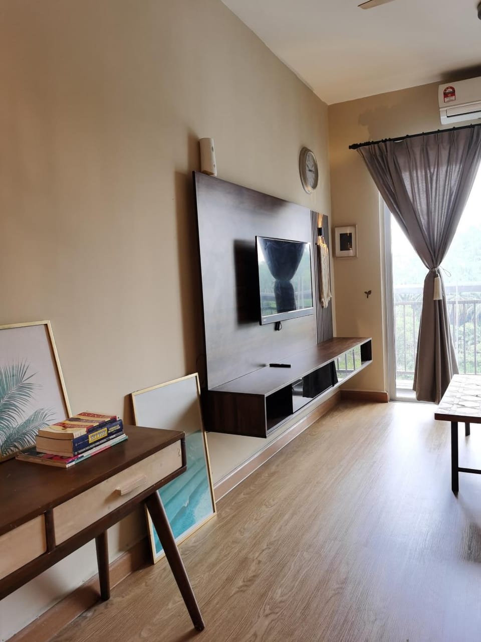 Communal lounge/ TV room, TV and multimedia, Living room, Seating area, air conditioner