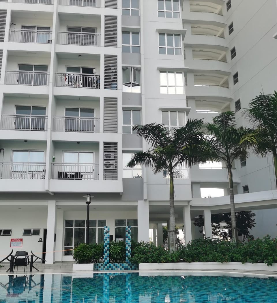 Property building, Day, Pool view, Swimming pool, sunbed