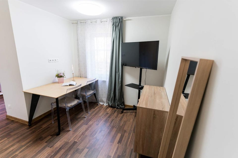 Garden, Library, TV and multimedia, View (from property/room), Living room, Photo of the whole room, Business facilities, Seating area, furniture, internet, storage