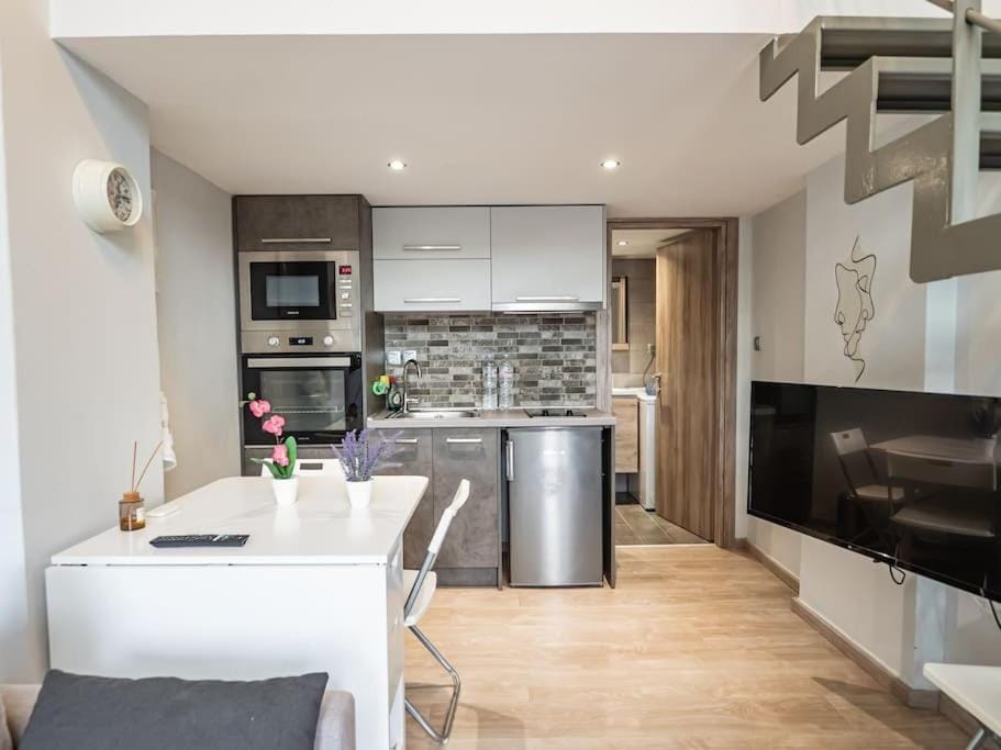TV and multimedia, Kitchen or kitchenette, Photo of the whole room, Decorative detail, Dining area, microwave, oven, stove, kitchen
