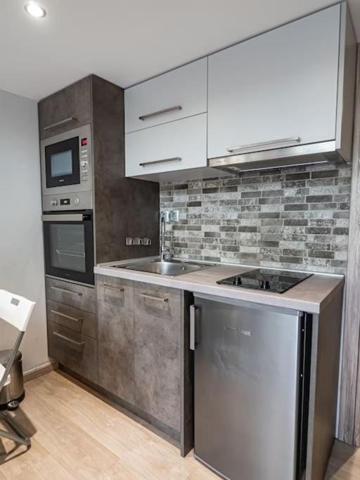 Kitchen or kitchenette, Photo of the whole room, Decorative detail, microwave, oven, stove